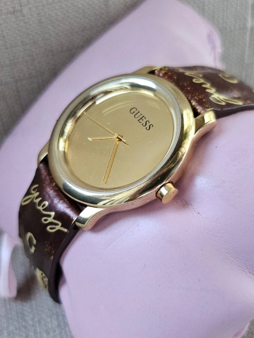 Vintage Guess Wristwatch Unisex Brown Leather Strap Gold Tone Face Analog Watch - Picture 3 of 12